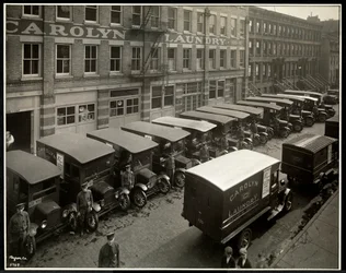 Lieferwagen, die vor der Carolyn Wäscherei in der 111 East 128th Street, East Harlem, New York, 1929, geparkt sind
